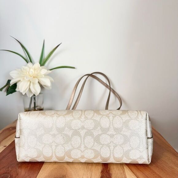 NWT Coach Fiona Zip Tote Bag In Signature Canvas - Picture 4 of 5